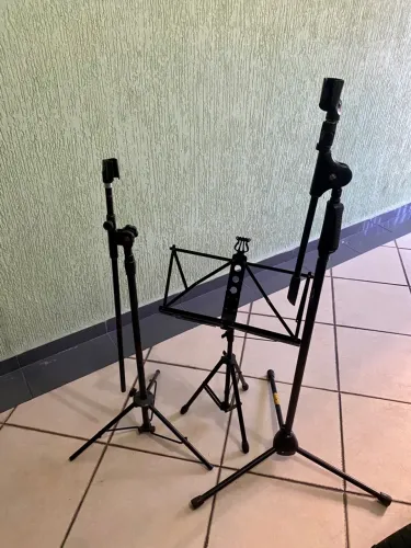 estantes para microfone e partitura