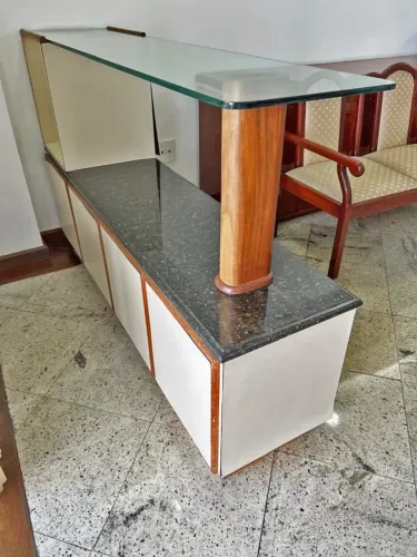Móvel armário com bancada em vidro e granito