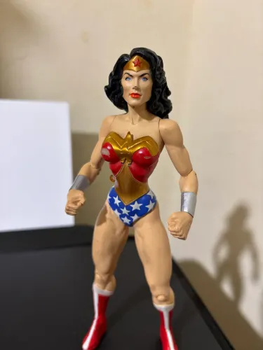 Action Figure MULHER-MARAVILHA DC Direct/DCUC - Versão Clássica