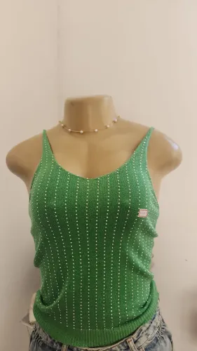 Blusa de alcinha verde com detalhes