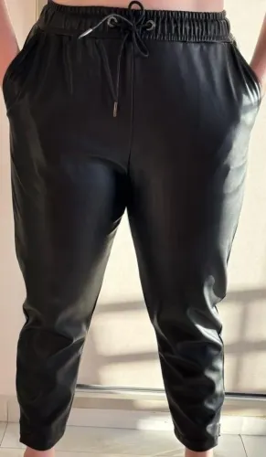 Calça em courino. Tamanho: 40