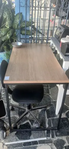 Mesa de escritorio amadeirada