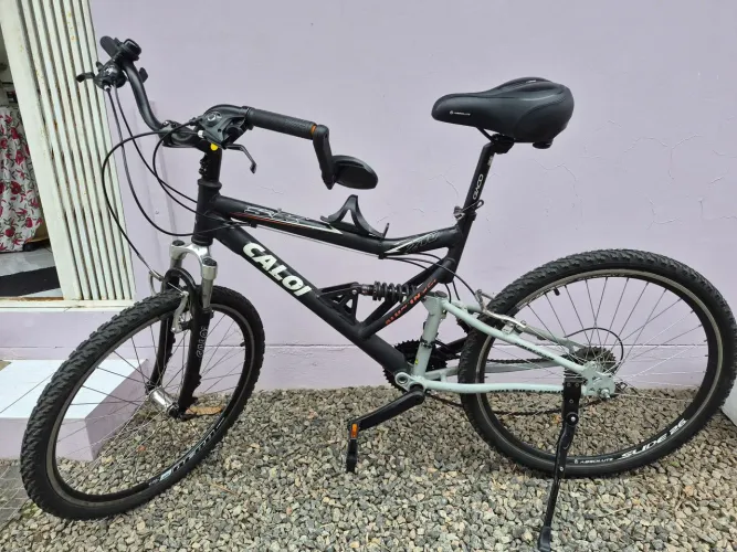 Bicicleta em aluminium revisada e com procedência. Aceito proposta ou troca por violão