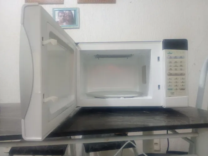 Vendo microondas Eletrolux 31 litros funcionando perfeitamente com grill com garantia.