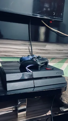 ps4 desbloqueado a venda, ele vem com 2 controles e tudo completo, 1200 o valor