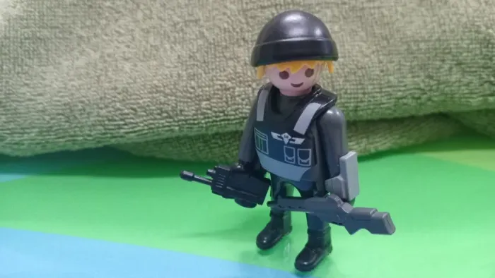 PLAYMOBIL POLICIAL DE ELITE - COLECIONE