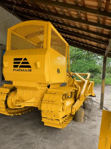 TRATOR DE ESTEIRA AD7B