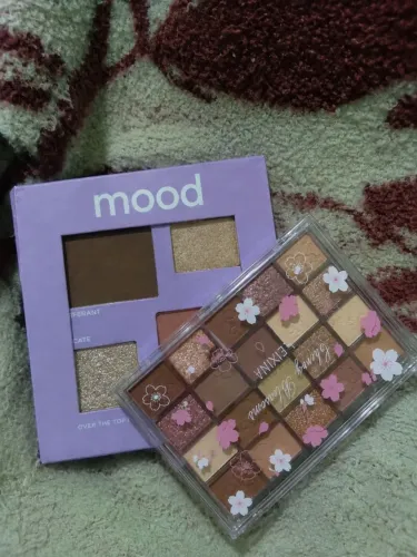 Paleta com blush, contorno e iluminadores Ruby Rose + paleta de sombras Cherry Blossoms