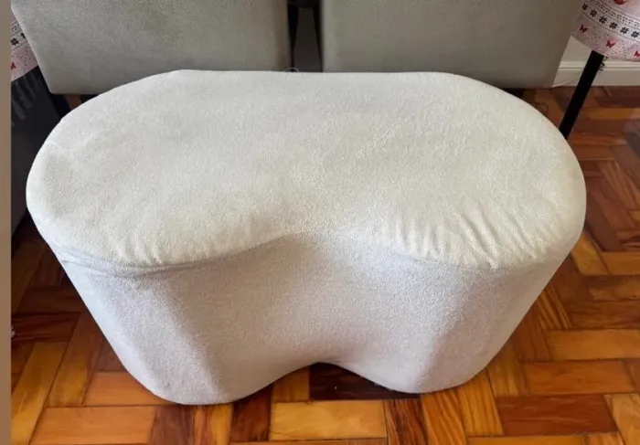 Puff Curvo Orgânico Bouclé Design Moderno Feijão