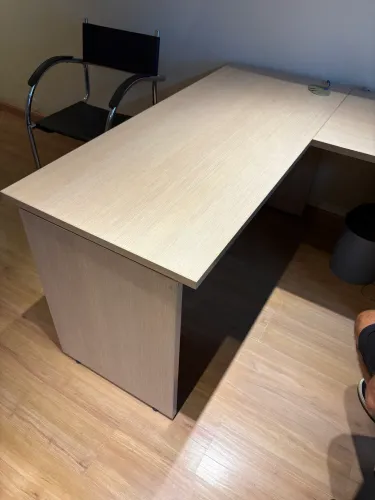 Mesa de escritório com portas e gavetas