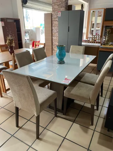 Mesa com 6 cadeiras estofadas