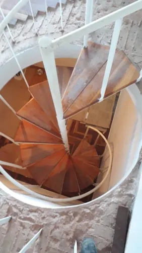 Excelente escada caracol semi nova