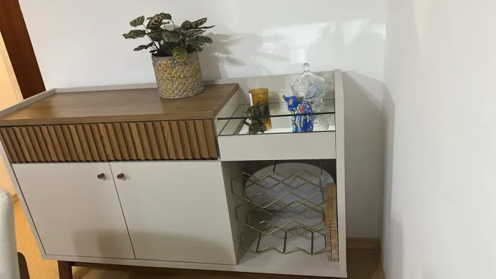 Buffet em branco e freijó com duas portas, gaveta e nicho em vidro