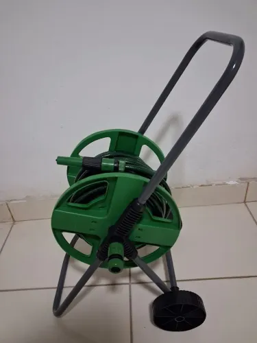 Vendo mangueira de jardim c/20 metros acompanha suporte carrinho.