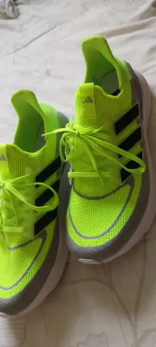 Tênis adidas de corrida ou exercícios físicos