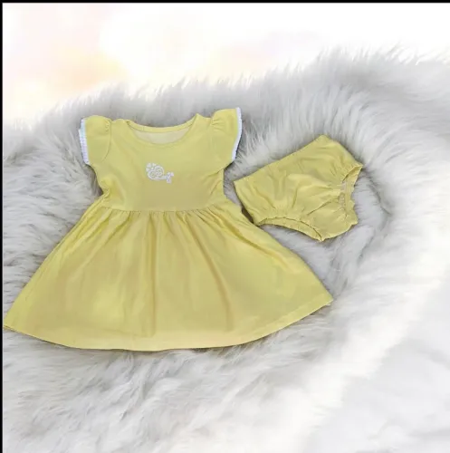 Vende-se 264 peças de roupas infantis.