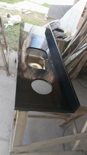 Vendo pia com bancada a pia 180 por 50 a bancada 180 por 60 no preto são grabiel 