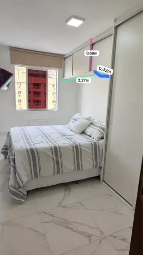Guarda roupa em madeira maciça