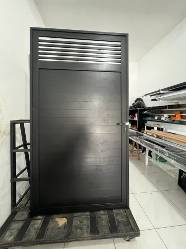 Vende-se portão novo de alumínio para entrada social Med. 122x226