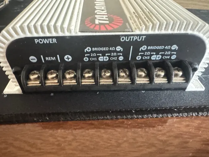 Amplificador de som automotivo taramps
