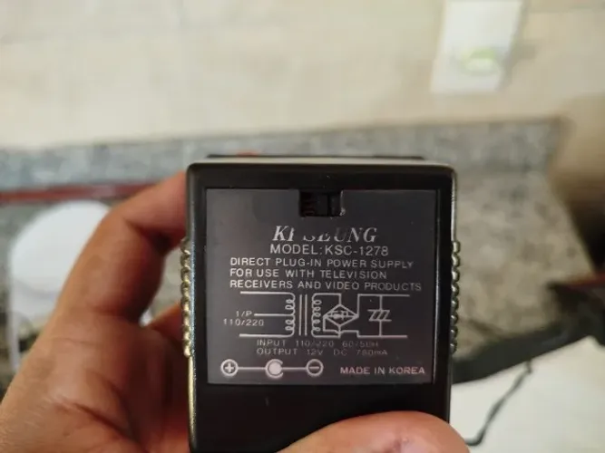 televisão portátil em preto e branco com rádio AM/FM da marca Daytron, modelo DW-550