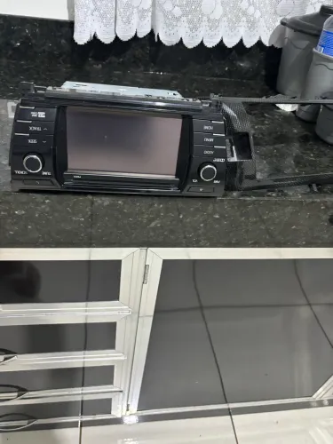 Multimídia original do Corolla 2015 com moldura 