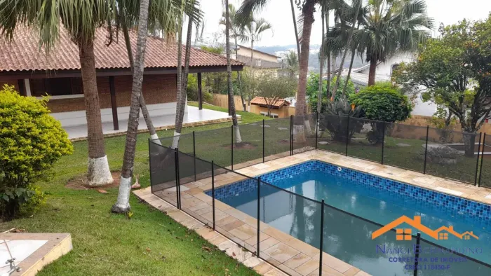 CASA TERREA COM PISCINA A VENDA EM CONDOMINIO FECHADO DE ARUJA, CONFIRA!
