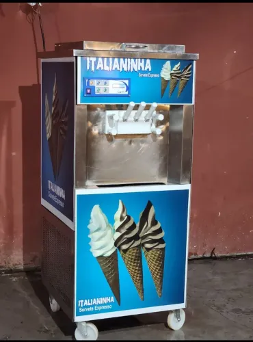 Máquina de sorvete italianinha.
