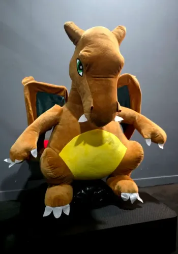 Charizard Pokémon -  Pelúcia Gigante (SEGUIDORES DO TIKTOK TÊM R$50,00 OFF)