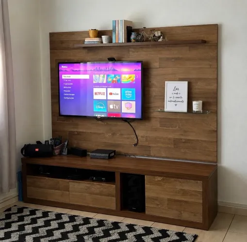 Hack com painel em madeira