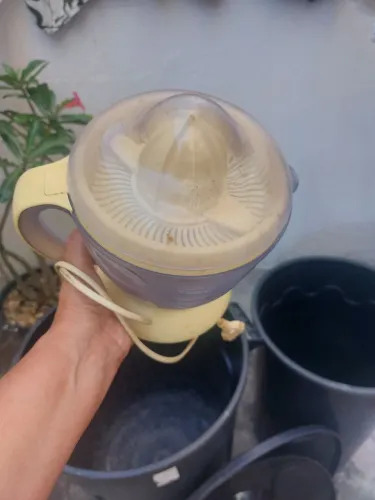 Vendo um espremedor de laranja funciona muito bem para fazer seu suco sempre que precisar 