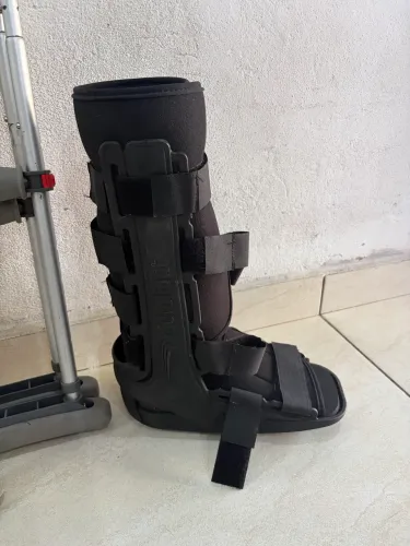 Bota ortopédica e moletas