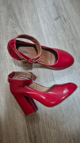 Sapato Scarpin estilo boneca salto vermelho
