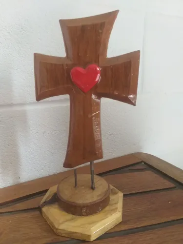 Escultura de Cruz entalhada na madeira.