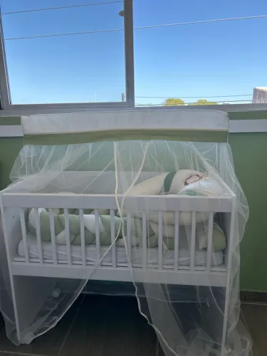 Mini berço infantil que acopla na cama com grade removível