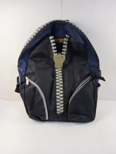 Mochila Esportiva Azul e Preta com Zíper Gigante Estilizado (Bordado Sport - Com Detalhe)