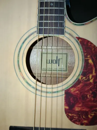 Vendo esse violão eletroacústico marca Wolf cordas de aço 0.10 som excelente