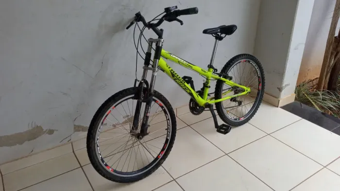 Bicicleta Track aro 24, 18 marchas, suspensão dianteira