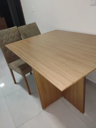 Mesa de jantar,com 2 cadeiras de brinde