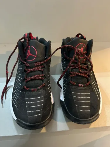 Tênis Nike Air Jordan Preto, Vermelho e Branco