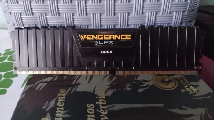 Memória RAM 8GB DDR4 2400mhz pronta pra instalar no seu PC GAMER