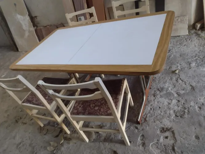 Mesa de madeira com 4 cadeiras