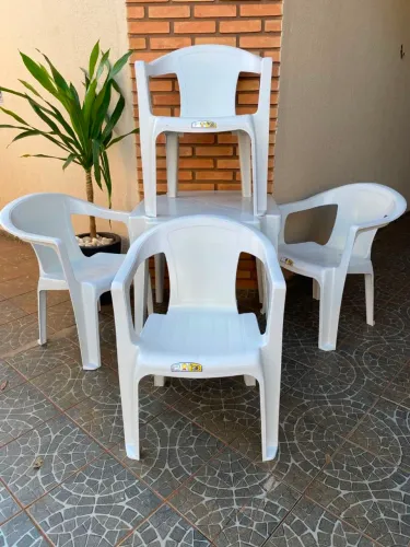 Vende se novo jogos de mesas e cadeiras plástica
