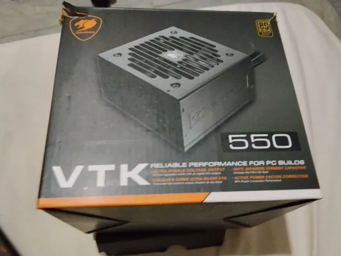 Fonte cougar 550w, com pequeno defeito