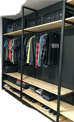 Closet de Metalon e MDF amadeirado ou branco sem gavetas.