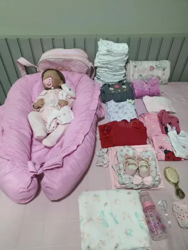Bebê Reborn Realista em Silicone (pode dar banho) + Berço acolchoado + Acessórios (foto)