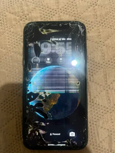 iPhone 11 128GB Preto - Funcionando, tela e traseira quebradas
