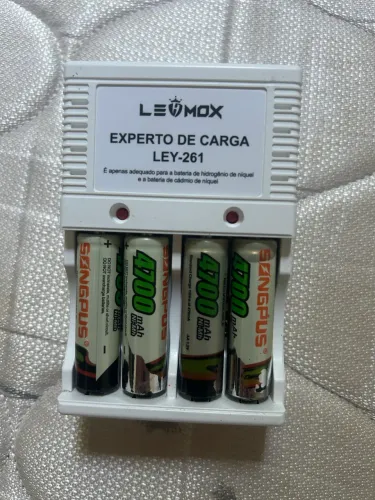 carregador com pilhas recarregáveis