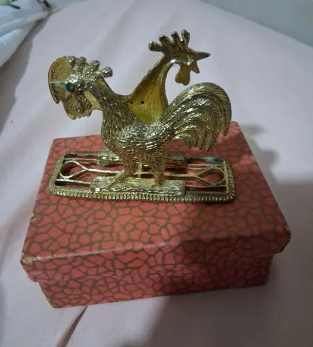 Vendo antigo porta-guardanapos em formato de galo em metal dourado