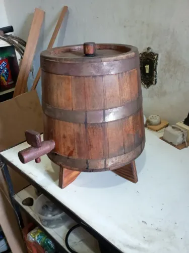 Tonel de carvalho, de 10 litros,cheio de cachaça de  11 anos. Valor 780,00 reais a.
